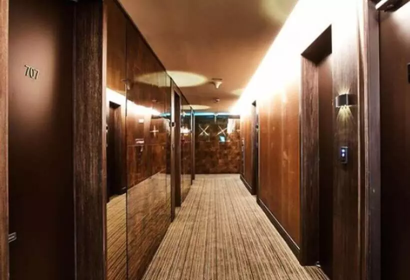 Hotel Wanted