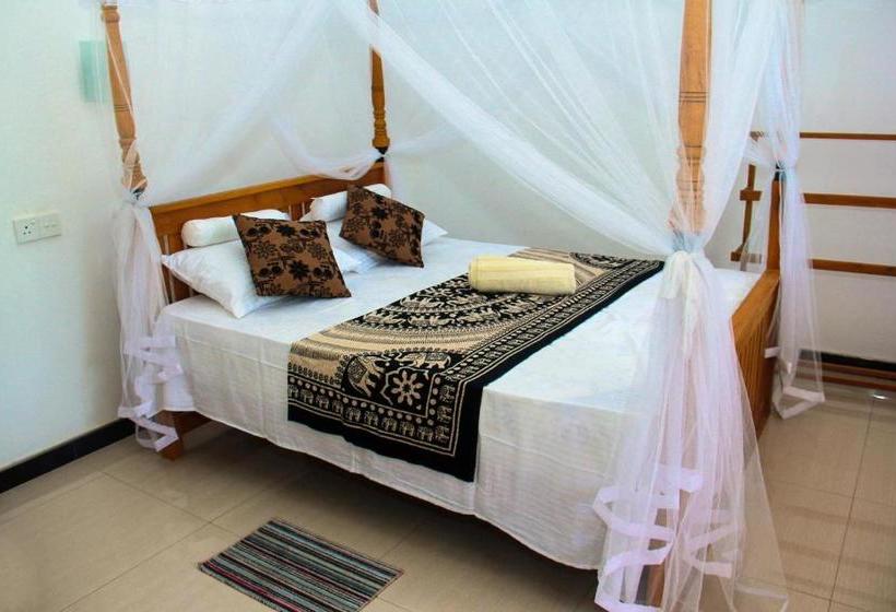 Пансион Thusitha S Nest