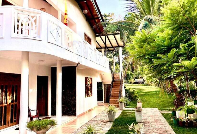 Пансион Thusitha S Nest