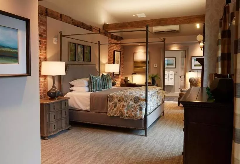 ユースホステル Farmer's Creekside Tavern & Inn