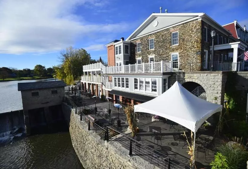 ユースホステル Farmer's Creekside Tavern & Inn