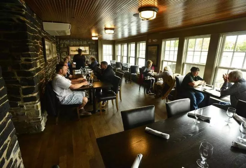 ユースホステル Farmer's Creekside Tavern & Inn