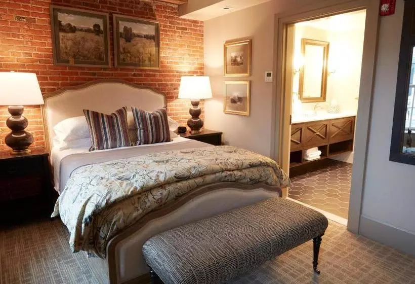 ユースホステル Farmer's Creekside Tavern & Inn