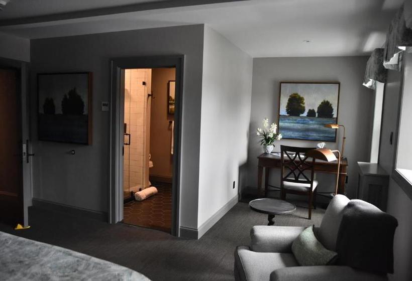 ユースホステル Farmer's Creekside Tavern & Inn