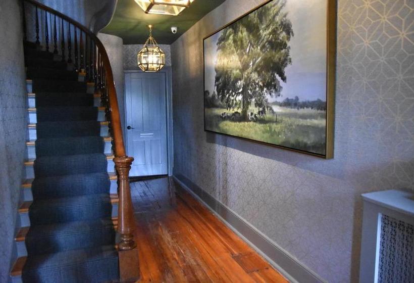 ユースホステル Farmer's Creekside Tavern & Inn