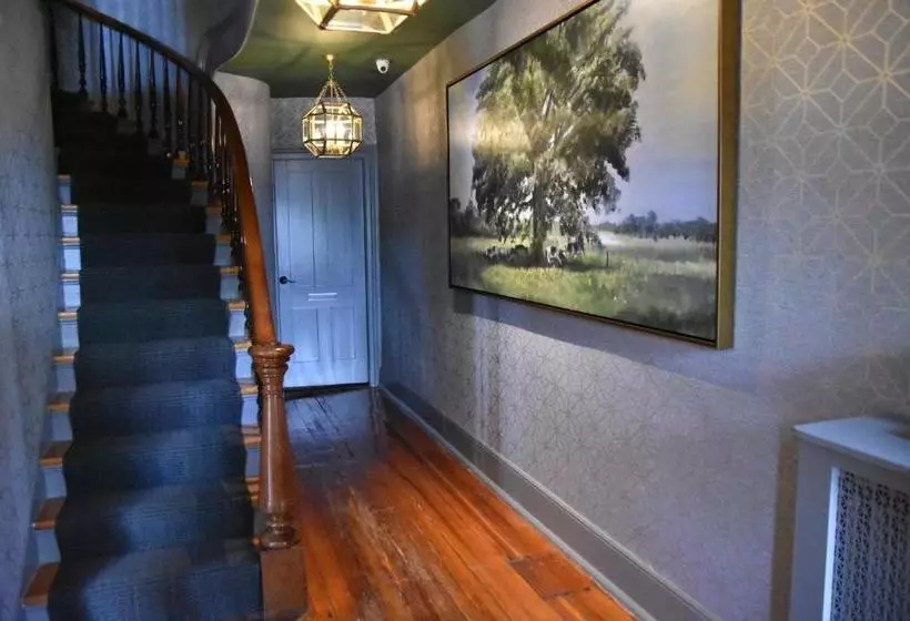 ユースホステル Farmer's Creekside Tavern & Inn