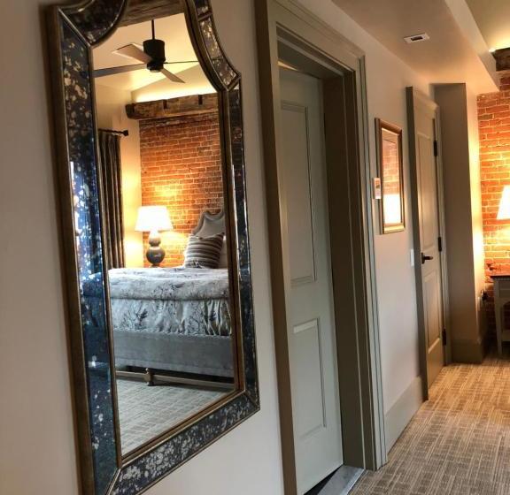 ユースホステル Farmer's Creekside Tavern & Inn