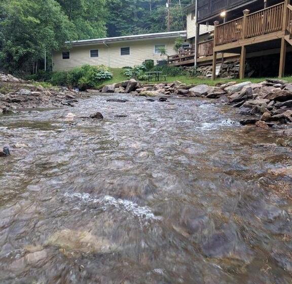 リゾートホテル Riverbend Lodge