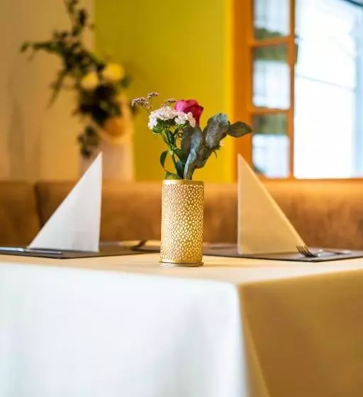 Warias Hotel & Restaurant