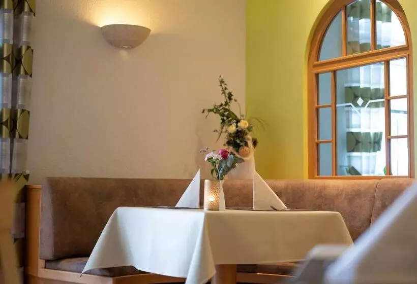 Warias Hotel & Restaurant