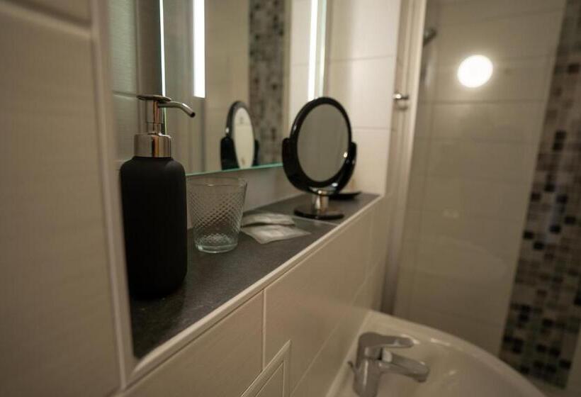 Warias Hotel & Restaurant