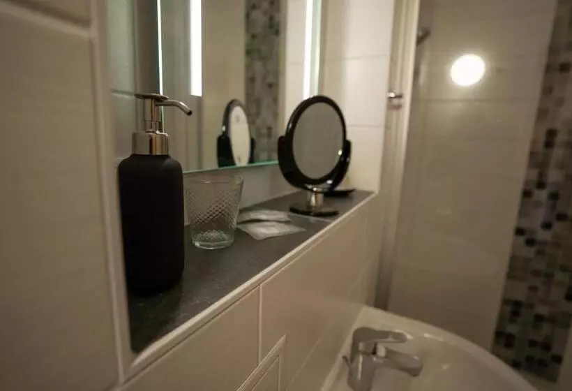 Warias Hotel & Restaurant