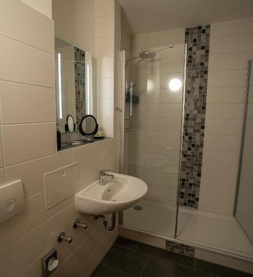 Warias Hotel & Restaurant