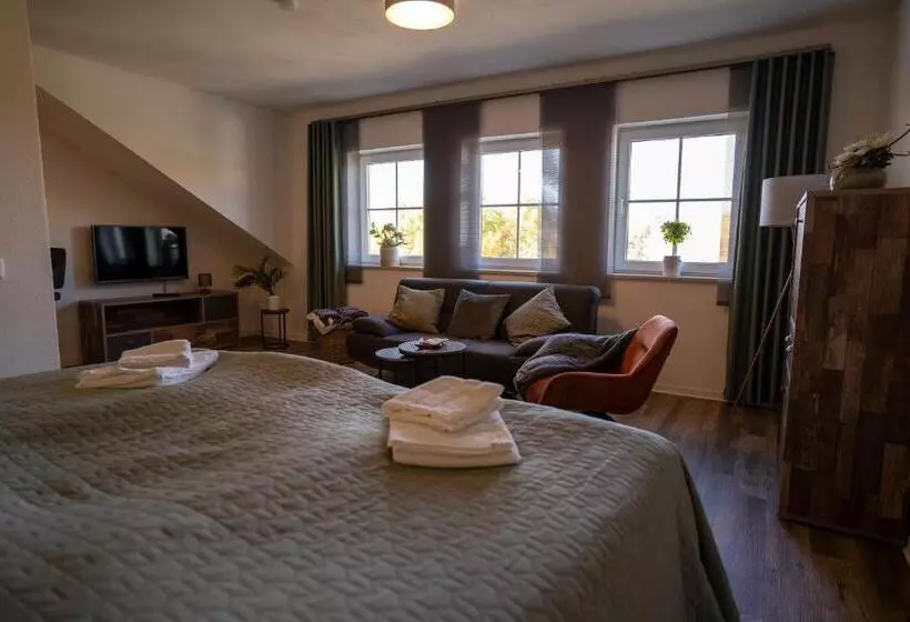 Warias Hotel & Restaurant