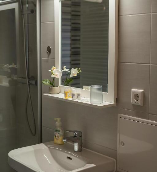 Warias Hotel & Restaurant