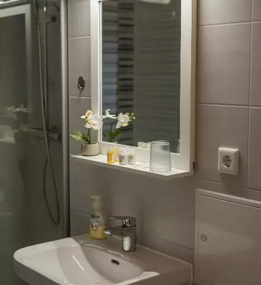 Warias Hotel & Restaurant