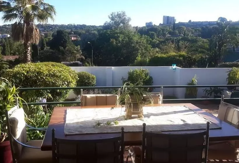 Aamiaismajoitus (B&B) Chez Esme Guest House