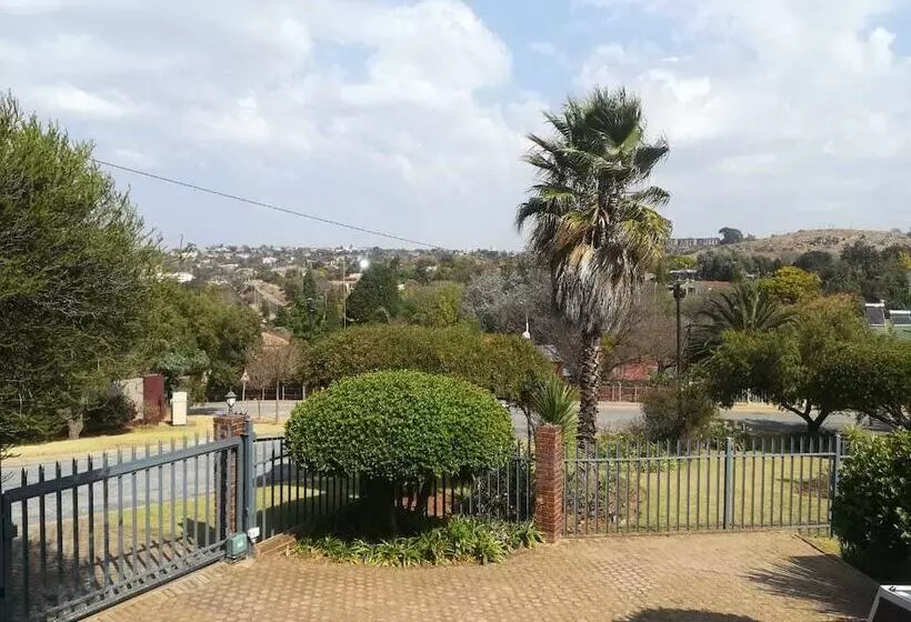 Aamiaismajoitus (B&B) Chez Esme Guest House