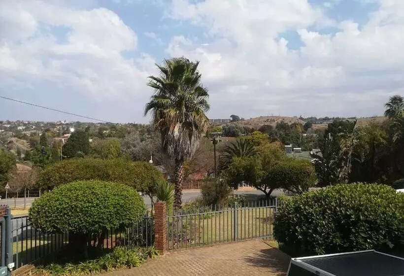 Aamiaismajoitus (B&B) Chez Esme Guest House