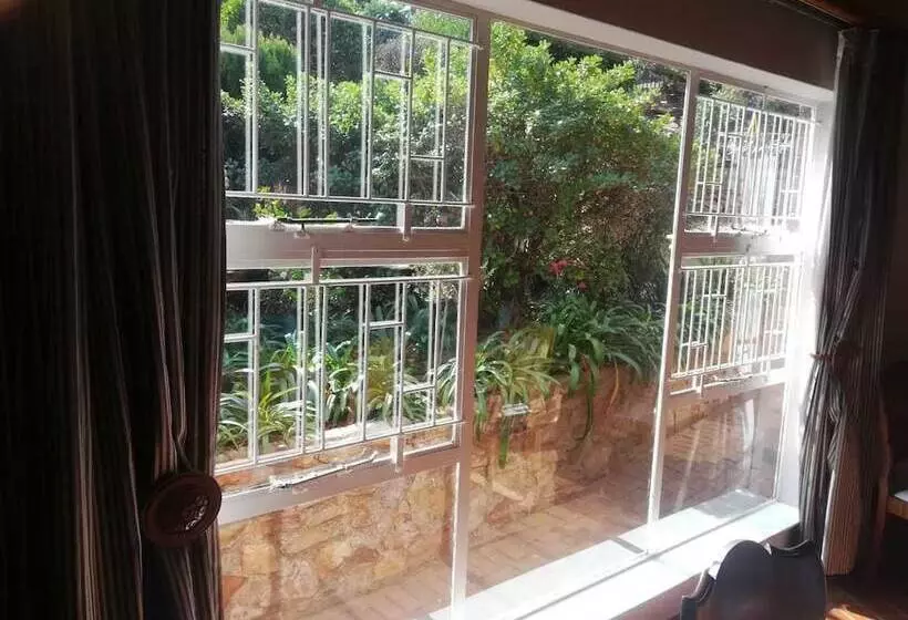 Aamiaismajoitus (B&B) Chez Esme Guest House