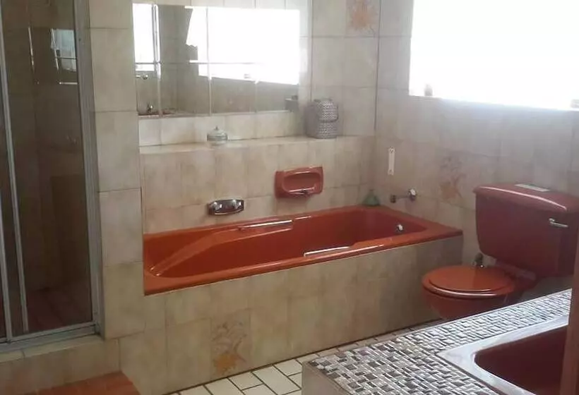 Aamiaismajoitus (B&B) Chez Esme Guest House