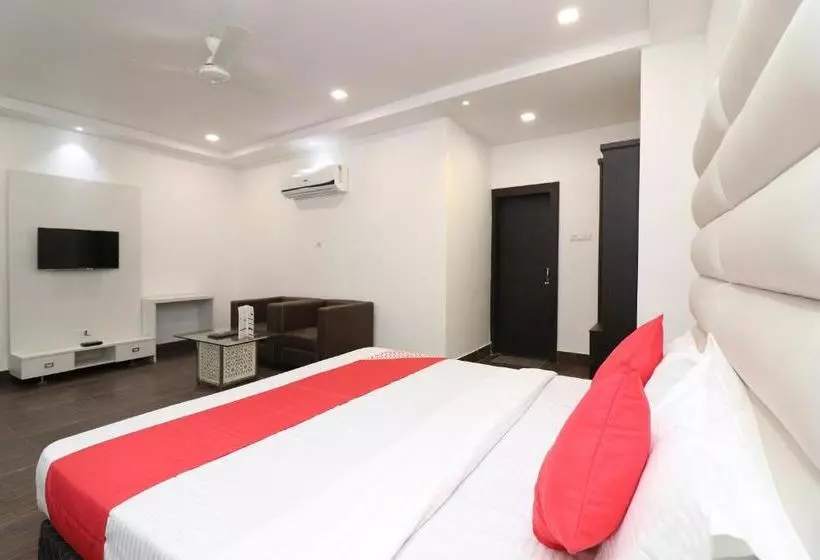 Oyo 23722 Hotel Avaa Continental