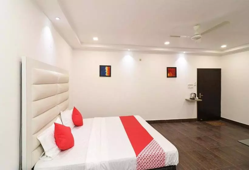 Oyo 23722 Hotel Avaa Continental