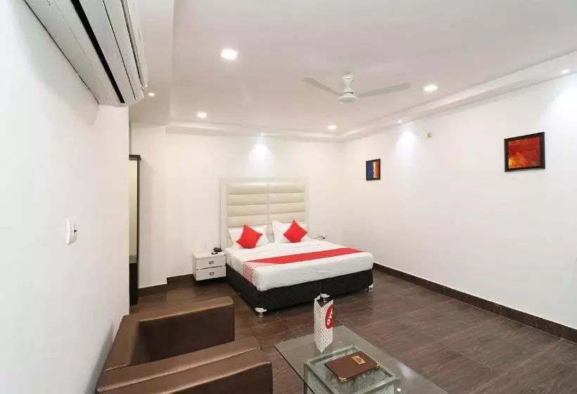 Oyo 23722 Hotel Avaa Continental