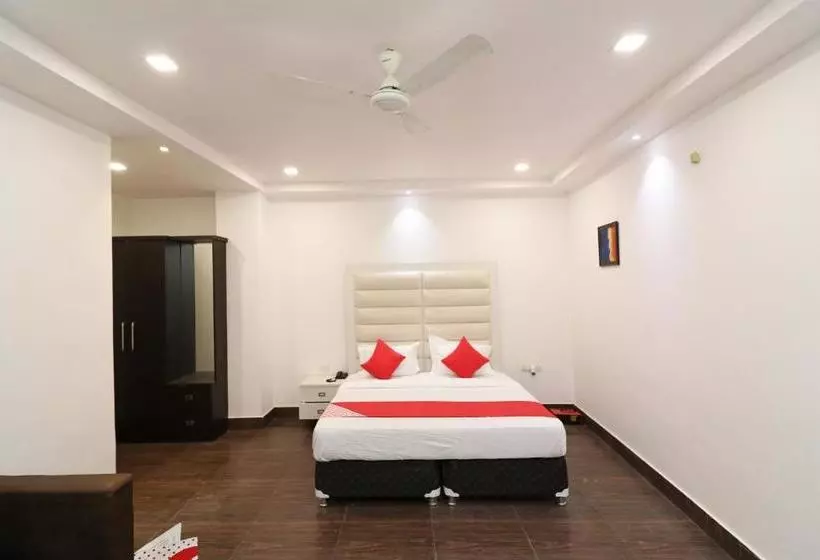Oyo 23722 Hotel Avaa Continental