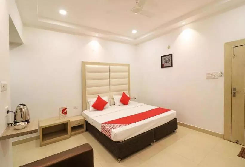 Oyo 23722 Hotel Avaa Continental