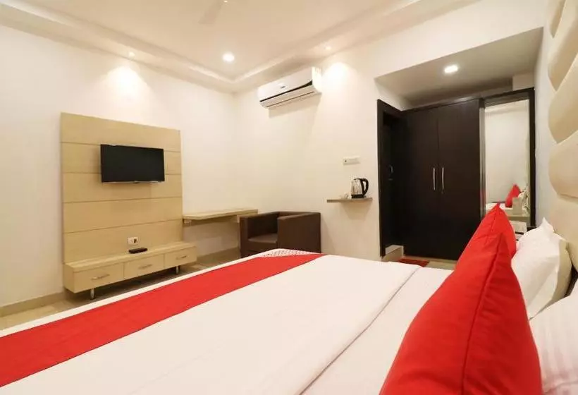 Oyo 23722 Hotel Avaa Continental