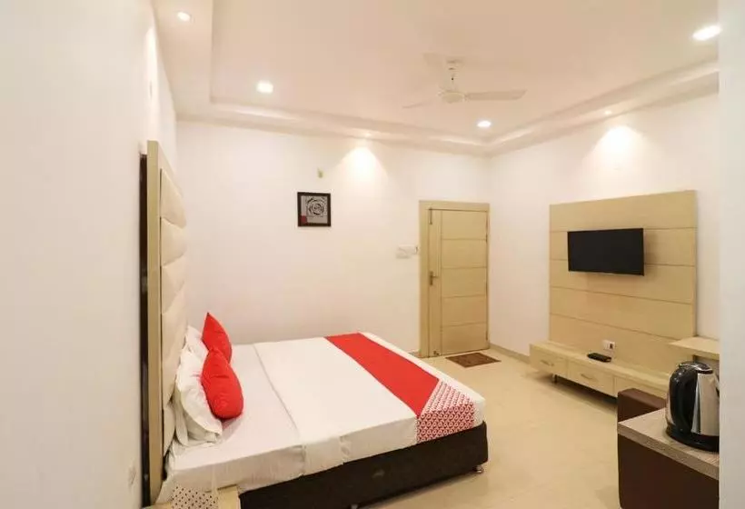 Oyo 23722 Hotel Avaa Continental
