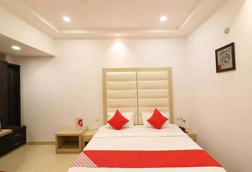 Oyo 23722 Hotel Avaa Continental