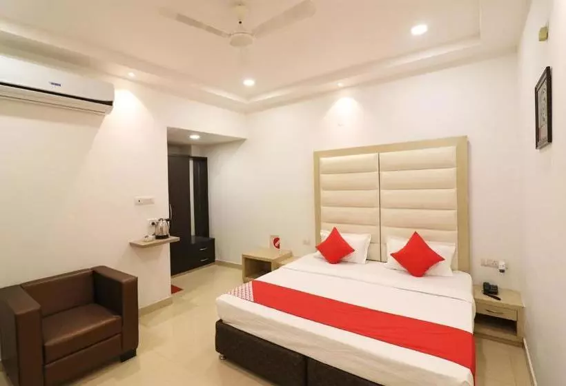 Oyo 23722 Hotel Avaa Continental