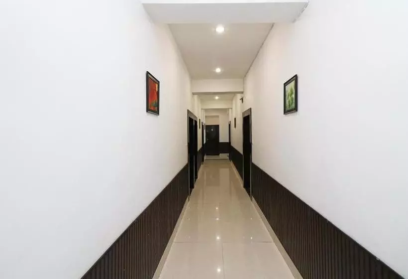 Oyo 23722 Hotel Avaa Continental