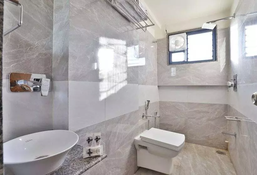 Oyo 15981 Hotel Shiv Ganga