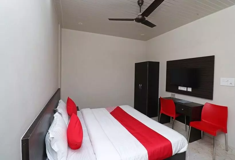 ホテル Oyo 17425 Dwarka Palace