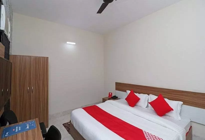 ホテル Oyo 17425 Dwarka Palace