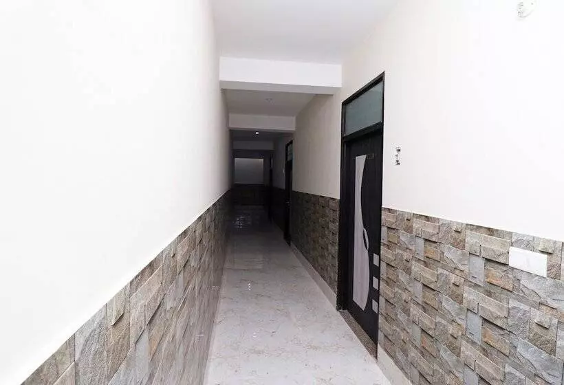 ホテル Oyo 17425 Dwarka Palace
