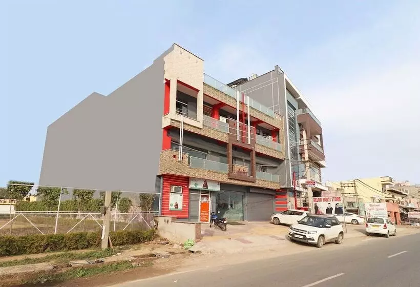 ホテル Oyo 17425 Dwarka Palace
