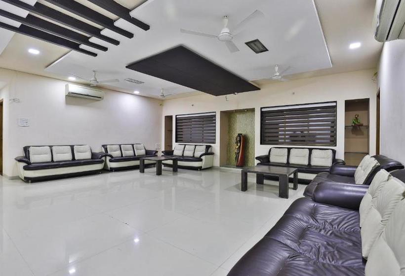 فندق Oyo 27662 Varma Palace