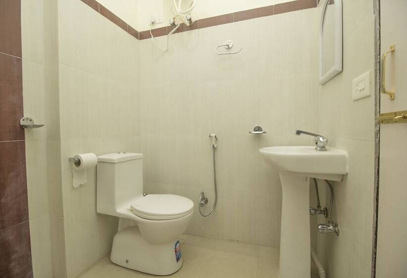 Oyo 28084 Hotel Pangolin