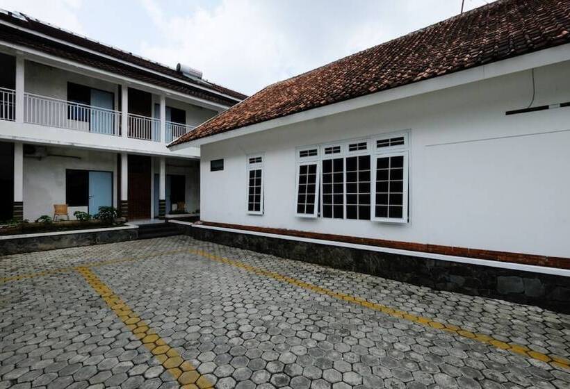 פנסיון Reddoorz Near Moro Mall Purwokerto