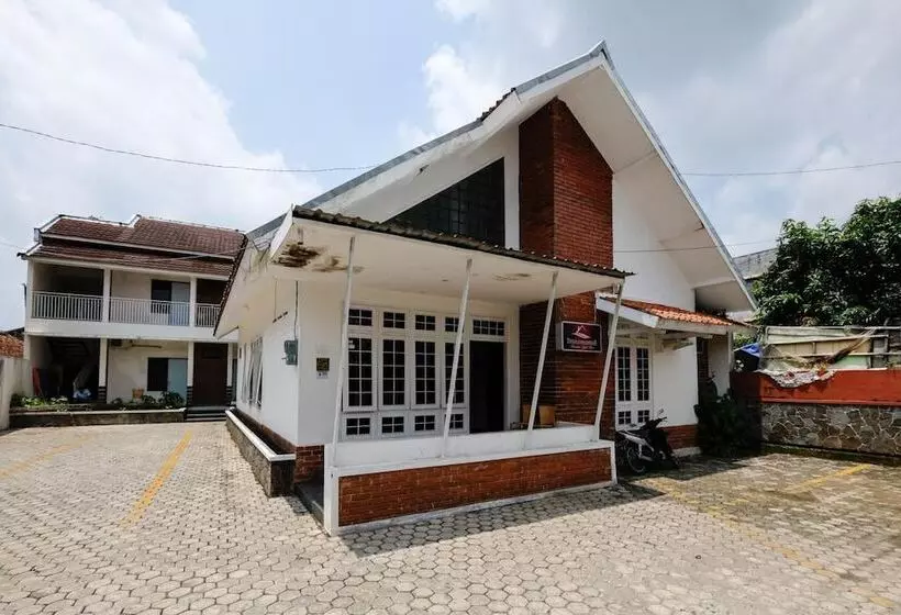 ペンション Reddoorz Near Moro Mall Purwokerto