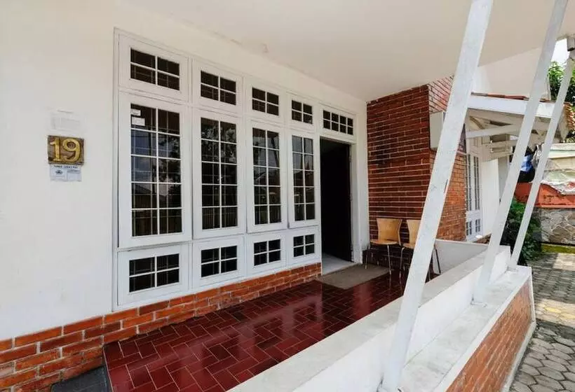 ペンション Reddoorz Near Moro Mall Purwokerto