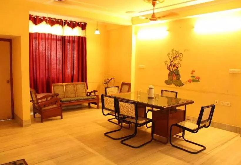 هتل Chit Chat Guest House