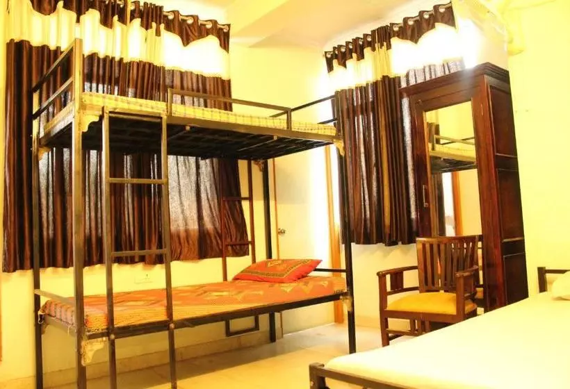 هتل Chit Chat Guest House