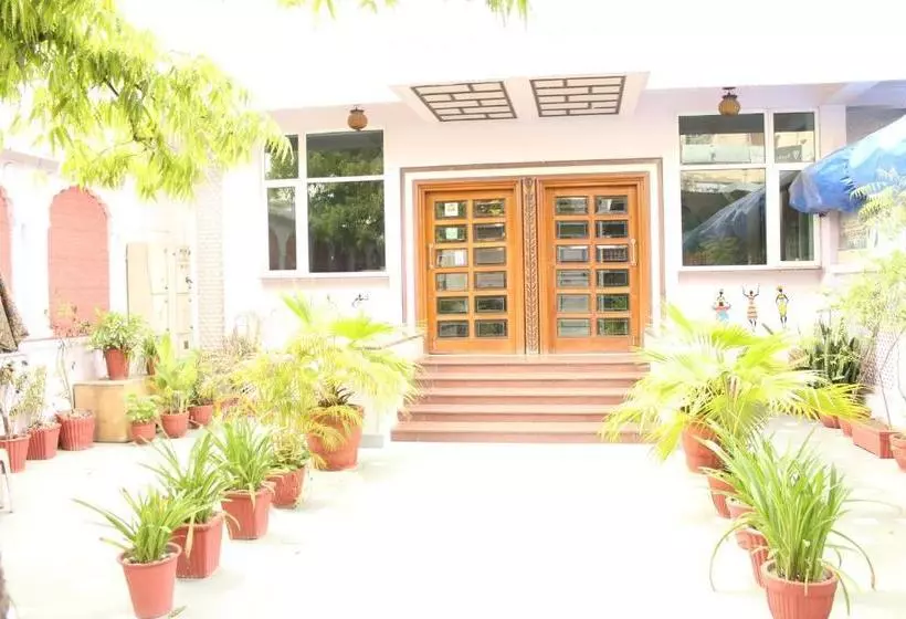 هتل Chit Chat Guest House