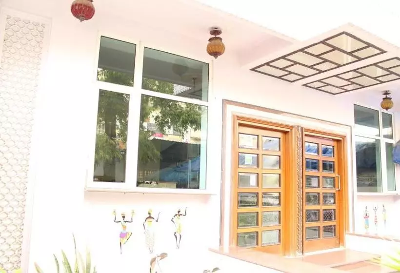 هتل Chit Chat Guest House