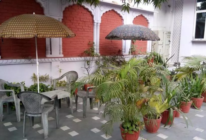 هتل Chit Chat Guest House